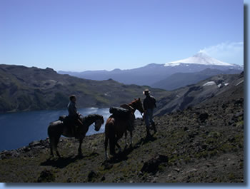 Zwei Reiter vor Vulkan - Reitabenteuer Andenüberquerung Chile - Argentinien